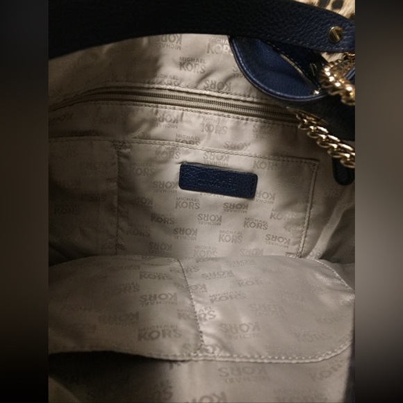 Large Michael kors purse in GUC - Picture 2 of 2